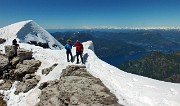 36 Dalle bianche cornici di neve all'azzuro Lago di Como...